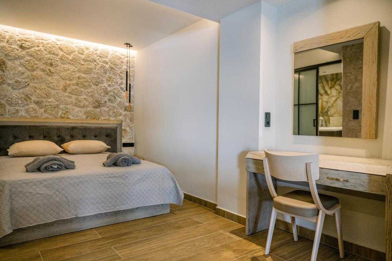 Black Rocks Luxury Seafront Beach Suite Agios Gordios  Esterno foto