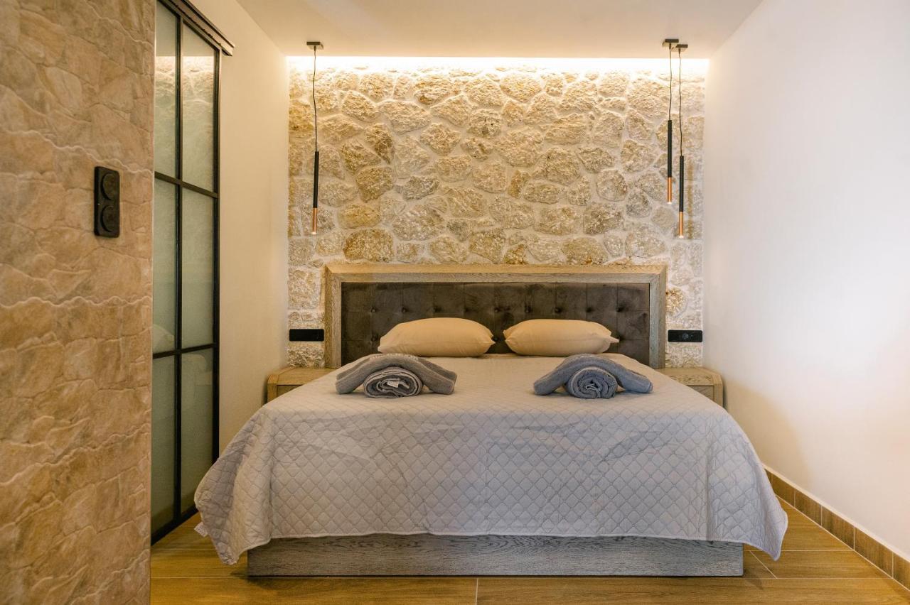 Black Rocks Luxury Seafront Beach Suite Agios Gordios  Esterno foto